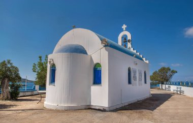 Yunanistan 'da Mora Denizi kıyısındaki bir meydanda beyaz duvarı ve mavi kubbesi olan Hıristiyan ortodoks kilisesi