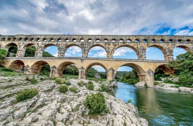Fransa 'daki Pont du Gard (Gard Köprüsü) antik anıtı Roma su kemeri köprüsü nehri geçiyor 