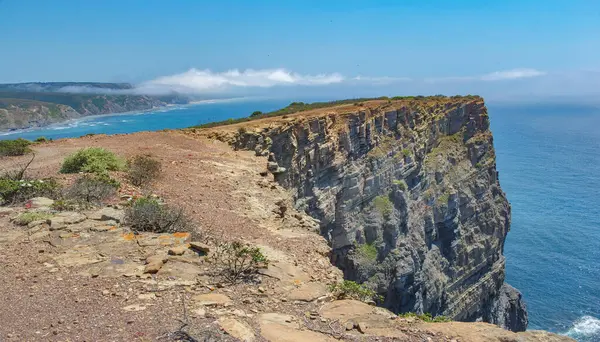 Portekiz 'de denizin kıyısındaki kayalıkların güzel manzarası Ajezur Algarve' de.