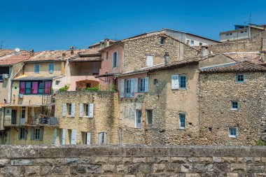 Şehrin tarihi merkezindeki vaison la romaine evlerinin cepheleri. Fransa, vaucluse