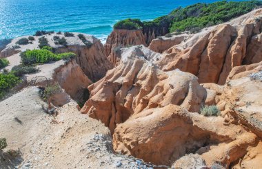 Atlantik Okyanusu 'ndaki güzel plaj sert kum kayalıklarıyla çevrilidir ve Portekiz' de bir kanyon Medides plajı oluşturur. 