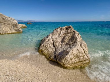 Sardinya-İtalya 'daki güzel Cala Goloritze plajı, kayalar arasında turkuaz deniz. 