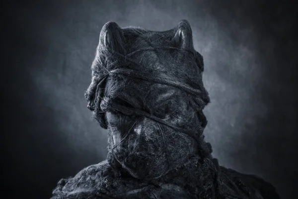 Портрет Рогатого Демона Тёмном Фоне — стоковое фото