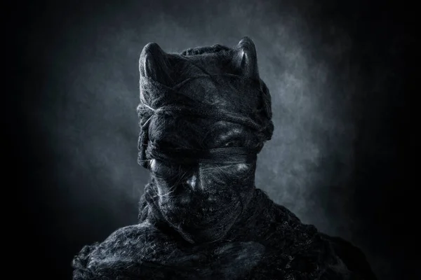 Портрет Рогатого Демона Тёмном Фоне — стоковое фото