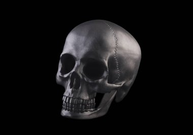 Kırpma yolu ile siyah arkaplanda izole edilmiş insan kafatası