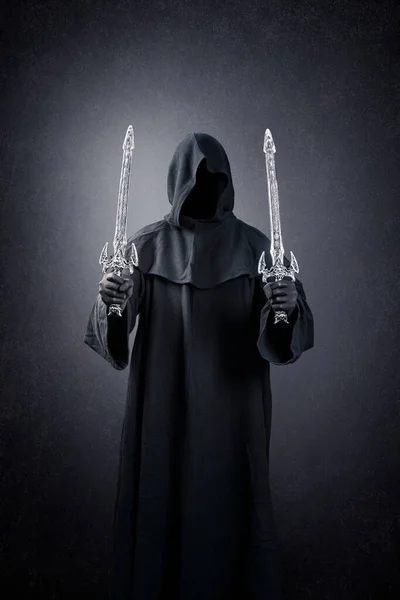 Kapüşonlu Pelerinli Kara Şövalye Sisli Arka Planda Iki Kılıç — Stok fotoğraf