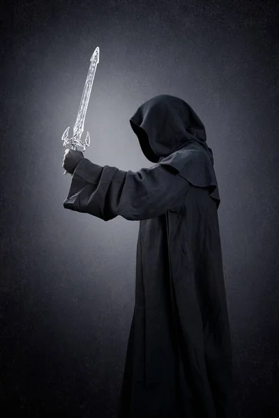 Σκοτεινός Ιππότης Κουκούλα Και Μεσαιωνικό Σπαθί Πάνω Από Σκοτεινό Ομιχλώδες — Φωτογραφία Αρχείου