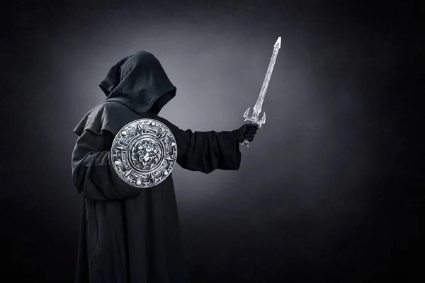 Karanlık Sisli Arka Planda Kılıç Kalkan Taşıyan Kara Şövalye — Stok fotoğraf