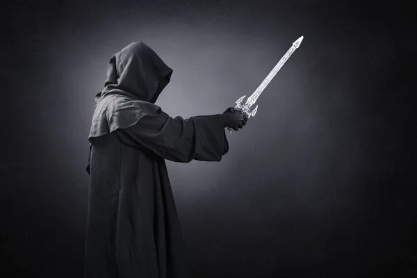 Caballero Oscuro Con Capa Encapuchada Espada Medieval Sobre Fondo Oscuro — Foto de Stock