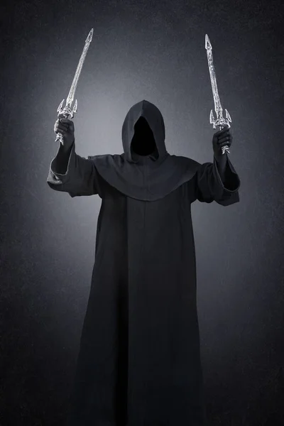 Caballero Oscuro Con Capa Encapuchada Dos Espadas Sobre Fondo Oscuro — Foto de Stock