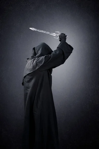 Kapüşonlu Pelerinli Kara Şövalye Sisli Arka Planda Ortaçağ Kılıcı — Stok fotoğraf