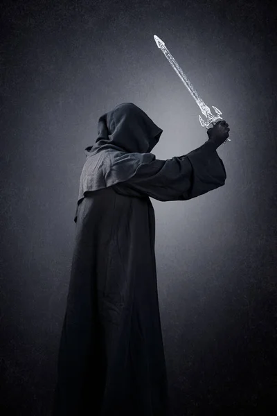 Cavaleiro Escuro Com Capa Com Capuz Espada Medieval Sobre Fundo — Fotografia de Stock