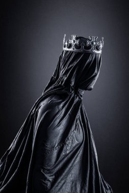 Karanlık sisli arka planda bir kraliçe ya da kral hayaleti