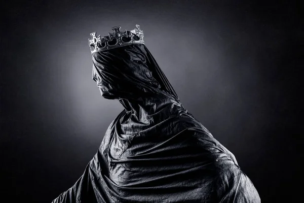 Fantasma Una Reina Rey Sobre Fondo Oscuro Brumoso — Foto de Stock