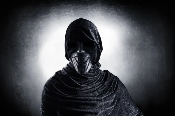 Figura Assustadora Com Capa Com Capuz Escuro — Fotografia de Stock