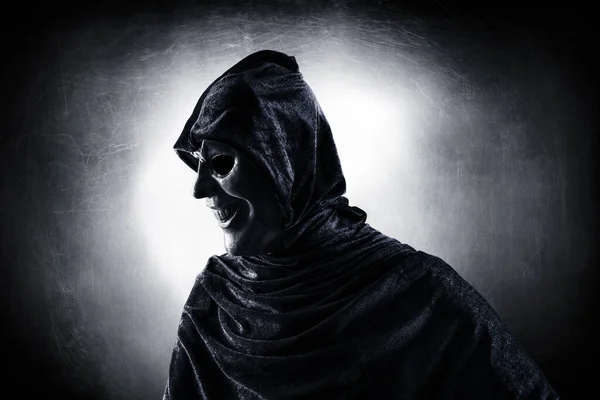 Страшная Фигура Капюшоном Темноте — стоковое фото