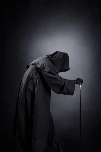 Griezelige Figuur Capuchon Mantel Met Personeel Donkere Mistige Achtergrond — Stockfoto