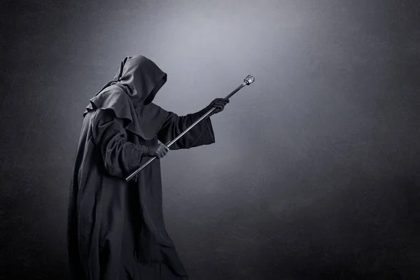 Волшебник Капюшоном Волшебным Посохом Темном Туманном Фоне — стоковое фото