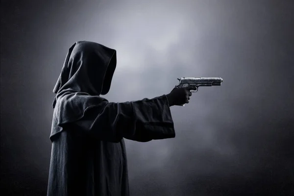 Монах Капюшоне Пистолетом Темноте — стоковое фото