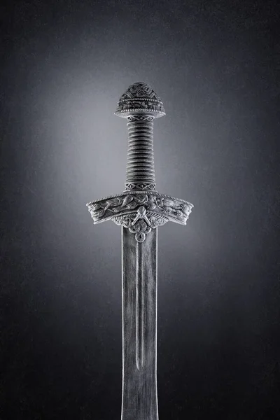 Μεσαιωνικό Σπαθί Πάνω Από Σκοτεινό Ομιχλώδες Φόντο — Φωτογραφία Αρχείου