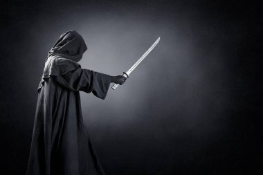 Katana kılıcıyla karanlık sisli arka planda samuray savaşçısı