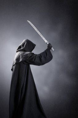 Katana kılıcıyla karanlık sisli arka planda samuray savaşçısı