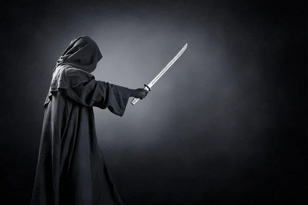 Σαμουράι Πολεμιστής Katana Σπαθί Πάνω Από Σκοτεινό Ομιχλώδες Φόντο — Φωτογραφία Αρχείου