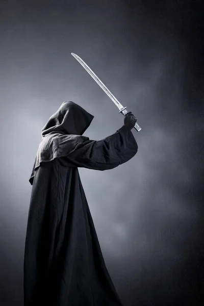 Guerrier Samouraï Avec Épée Katana Sur Fond Sombre Brumeux — Photo