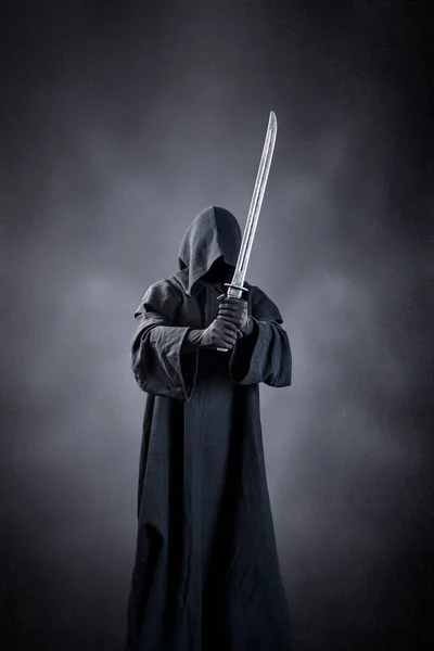 Katana Kılıcıyla Karanlık Sisli Arka Planda Samuray Savaşçısı — Stok fotoğraf