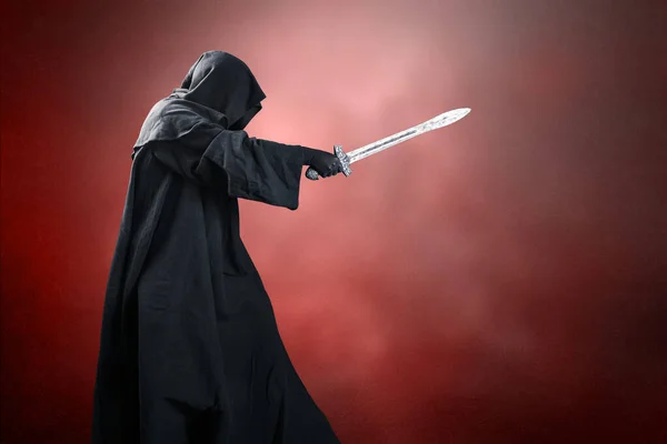 Cavaleiro Escuro Com Espada Sobre Fundo Enevoado Vermelho Escuro — Fotografia de Stock
