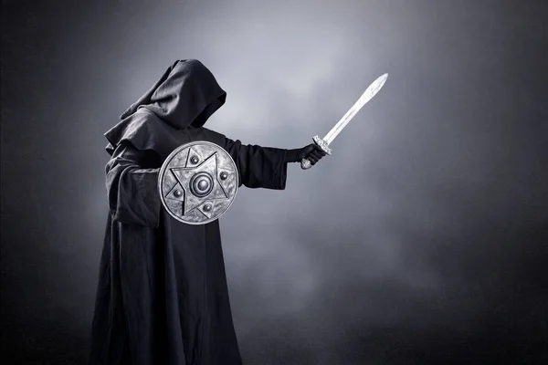 Cavaleiro Escuro Com Espada Escudo Sobre Fundo Nebuloso Escuro — Fotografia de Stock