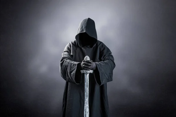 Kapüşonlu Pelerinli Karanlık Sisli Arka Planda Ortaçağ Kılıçlı Savaşçı — Stok fotoğraf