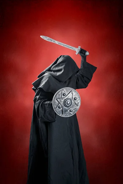 Cavaleiro Escuro Com Espada Escudo Sobre Fundo Enevoado Vermelho Escuro — Fotografia de Stock