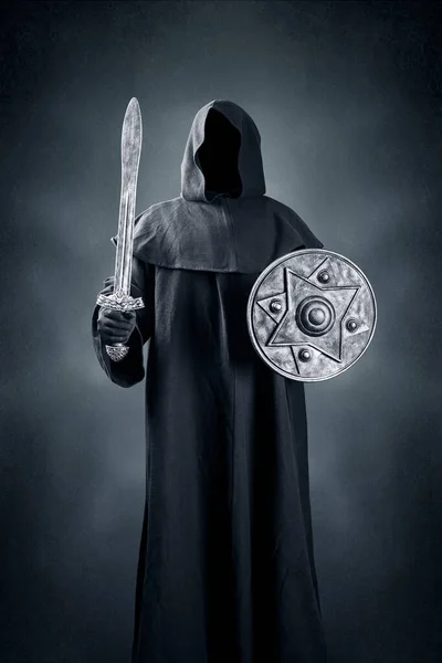 Koyu Mavi Arka Planda Kılıçlı Kalkanlı Kara Şövalye — Stok fotoğraf