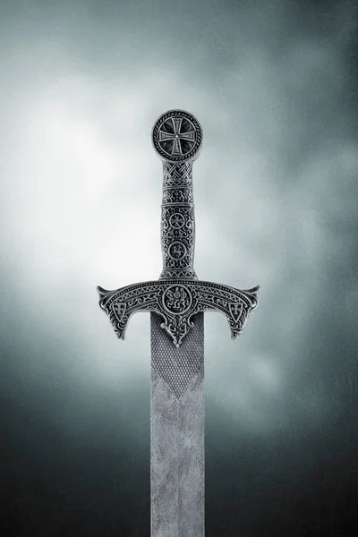 Středověký Meč Přes Tmavé Mlhavé Pozadí — Stock fotografie
