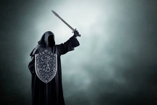 Темный Рыцарь Мечом Щитом Темном Туманном Фоне — стоковое фото