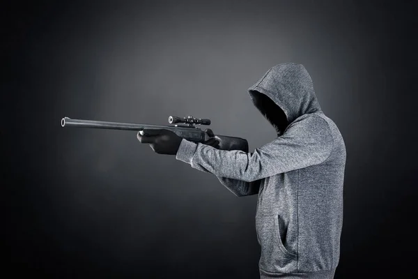 Hooded Man Rifle Dark Misty Background — Stock Photo, Image