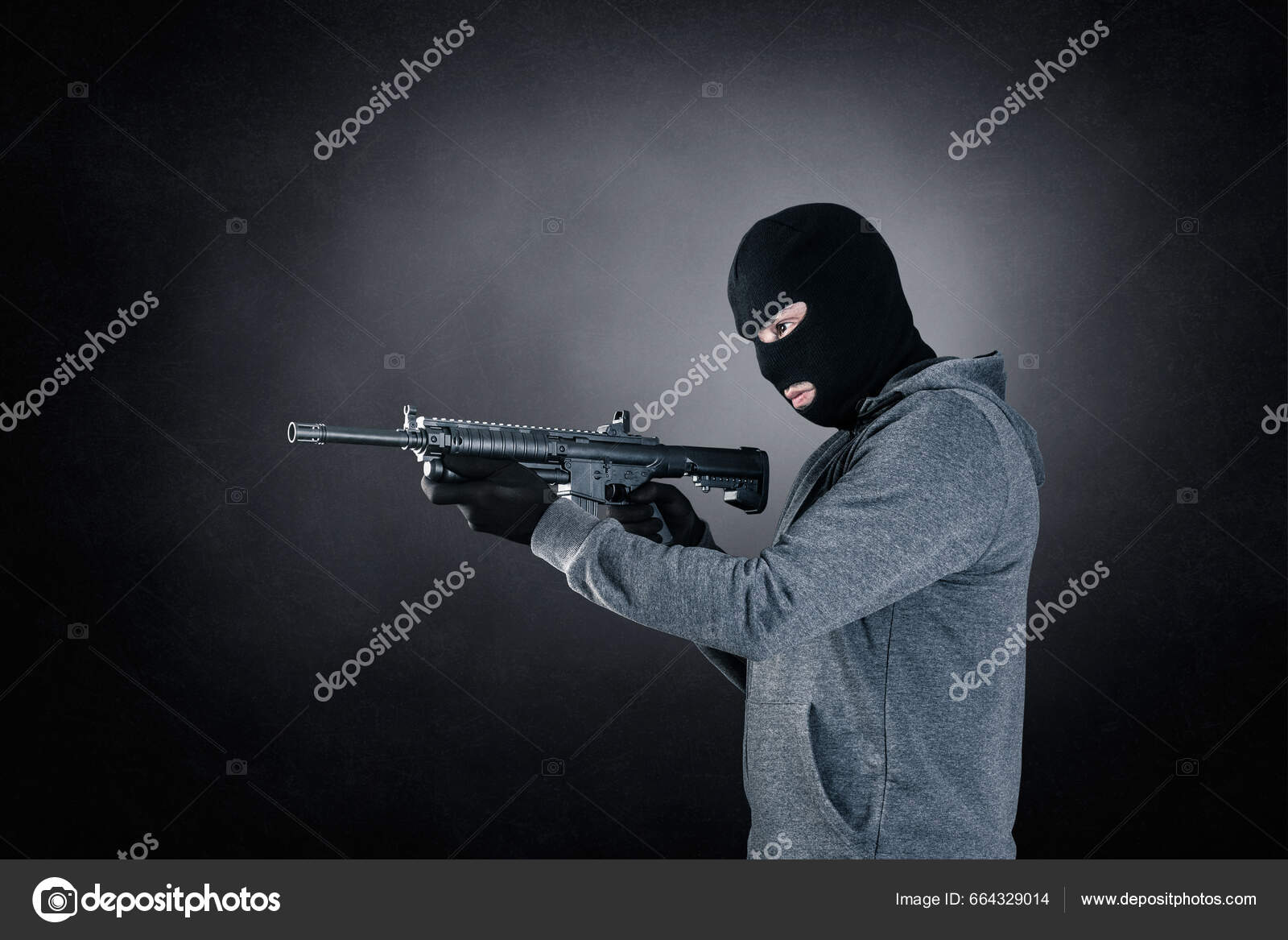 Εγκληματίας Φορώντας Μαύρη Κουκούλα Και Κουκούλα Τουφέκι Πάνω Από Σκούρο —  Φωτογραφία Αρχείου © sqback #664329014
