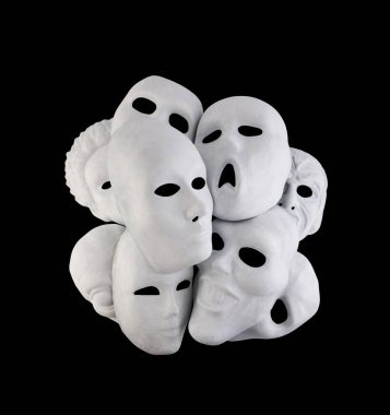 Siyah arkaplanda kırpma yolu ile izole edilmiş bir grup beyaz maskeli.