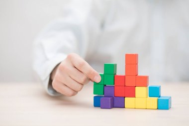 Renkli ahşap bloklar istifleme elini. İş geliştirme kavramı