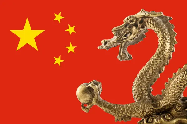 Statua Drago Oro Cinese Sulla Bandiera Cinese — Foto Stock