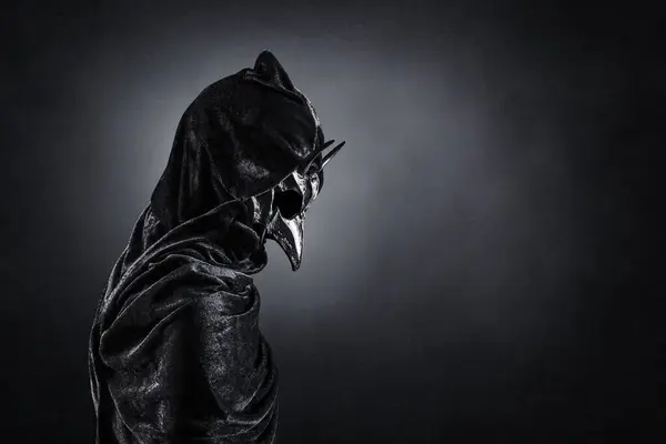 Karanlık Sisli Arka Planda Boynuzlu Hayvan Figürü — Stok fotoğraf