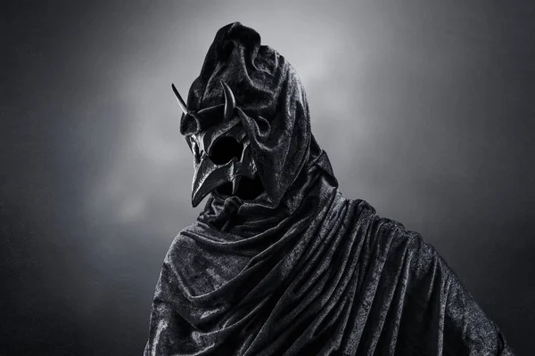 Figura Assustador Com Animal Chifre Crânio Sobre Escuro Neblina Fundo — Fotografia de Stock