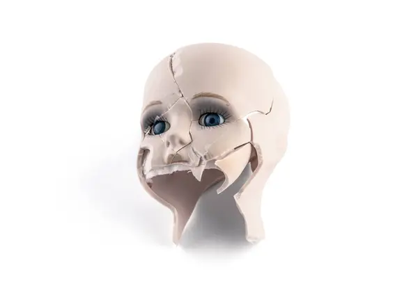 Зламана Старовинна Голова Ляльки Ізольована Білому Тлі Відсічним Контуром Стокове Фото