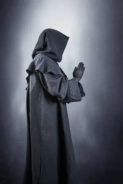 Biksu Abad Pertengahan Berjubah Berkerudung Berdoa Dalam Kegelapan — Stok Foto