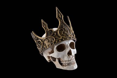 Siyah arka planda izole edilmiş antik altın taca sahip insan kafatası kesme yolu ile