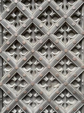 Eski ortaçağ dekore edilmiş ahşap kapının detaylı dokusu.