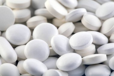 Bir yığın ilaç beyaz haplar makro çekim