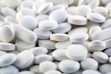Bir yığın ilaç beyaz haplar makro çekim