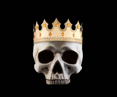 Siyah arka planda izole edilmiş antik altın tacı olan insan kafatası